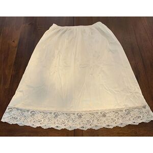 Vanity Fair Size Small Slip Length 23" Lace Hem